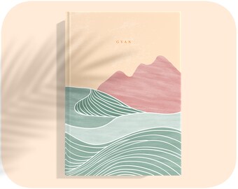 Puede incluir: Un cuaderno beige con un diseño minimalista que presenta una cordillera de montañas rosa y olas verdes con líneas blancas. El texto "GVAN" está impreso en naranja en la parte superior de la portada.