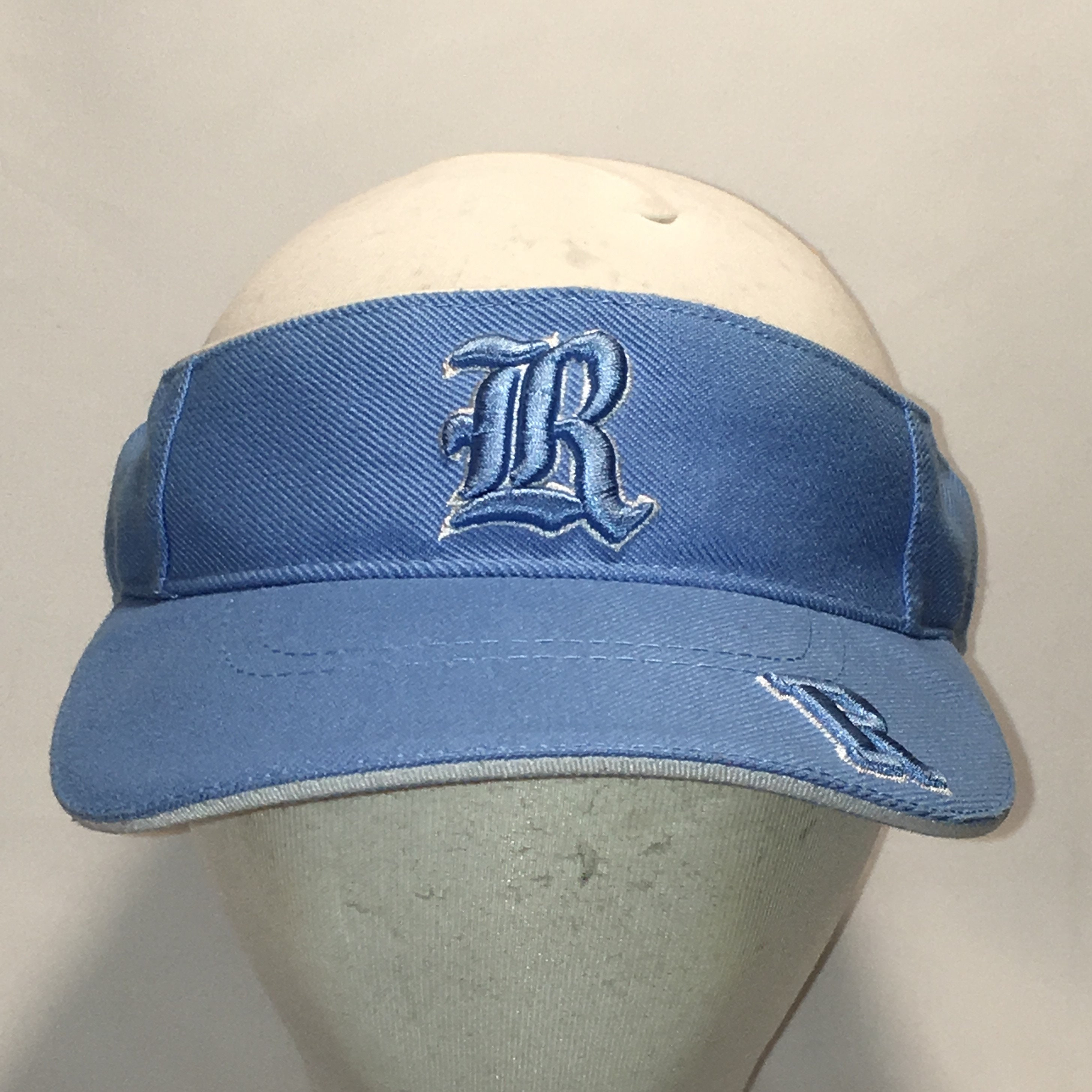 baseball cap with letter r