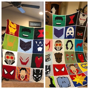 Può includere: Una coperta all'uncinetto con una griglia di quadrati colorati con diversi personaggi di supereroi Marvel, tra cui Iron Man, Capitan America, Thor, Hulk, Vedova Nera e Spider-Man. La coperta ha il testo "LIVE Laugh LOVE" nell'angolo in alto a destra.