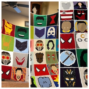Op de afbeelding: Een kleurrijk gebreid deken met verschillende Marvel-personages, waaronder Iron Man, Captain America, Spider-Man en Black Widow. Het deken is gemaakt van afzonderlijke vierkanten, die elk een ander personage voorstellen.