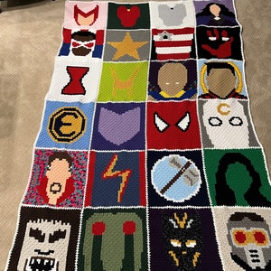 Può includere: Una coperta all'uncinetto con una griglia di 20 quadrati, ognuno con un personaggio diverso dell'Universo Cinematografico Marvel. I personaggi includono Iron Man, Captain America, Thor, Vedova Nera, Occhio di Falco, Hulk, Spider-Man, Doctor Strange, Scarlet Witch, Vision, Pantera Nera, Ant-Man, Wasp,  e molti altri.