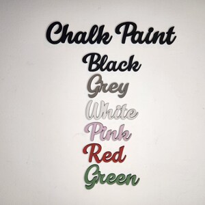Pu&ograve; includere: Campioni di colore per pittura a gesso in nero, grigio, bianco, rosa, rosso e verde.