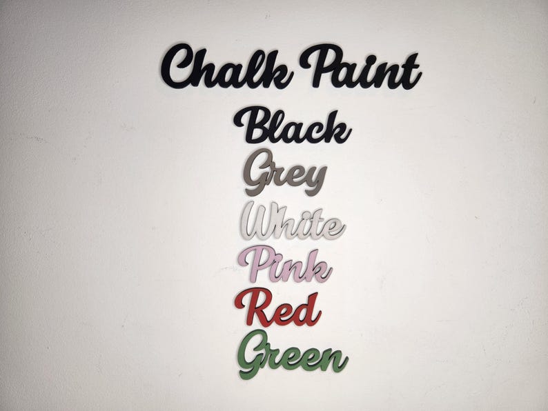 Pu&ograve; includere: Campioni di colore per pittura a gesso in nero, grigio, bianco, rosa, rosso e verde.
