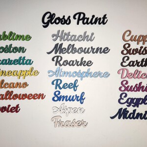 Pu&ograve; includere: Nomi di colori di vernice lucida scritti in corsivo su singoli pezzi di legno. I colori includono Sublime, Boston, Frazetta, Pineapple, Volcano, Halloween, Soviet, Hitachi, Melbourne, Roarke, Atmosphere, Reef, Smurf, Aspen, Fraser, Cuppa, Swiss, Earth, Delicious, Sushi, Eggplant e Midnight.