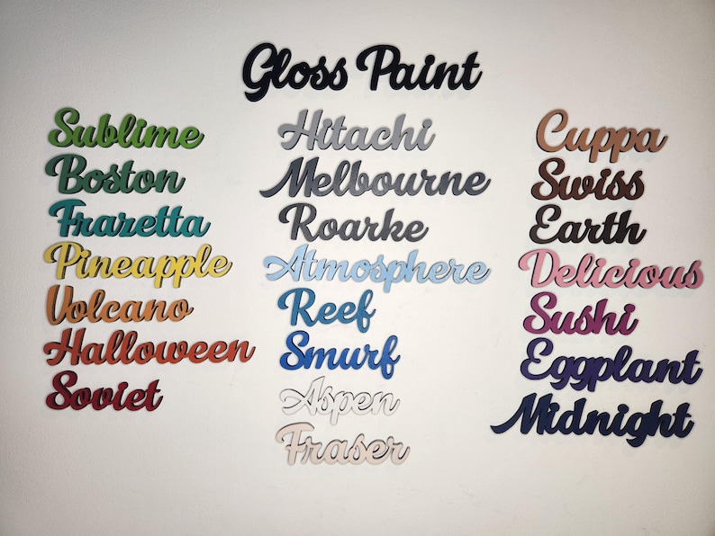 Pu&ograve; includere: Nomi di colori di vernice lucida scritti in corsivo su singoli pezzi di legno. I colori includono Sublime, Boston, Frazetta, Pineapple, Volcano, Halloween, Soviet, Hitachi, Melbourne, Roarke, Atmosphere, Reef, Smurf, Aspen, Fraser, Cuppa, Swiss, Earth, Delicious, Sushi, Eggplant e Midnight.
