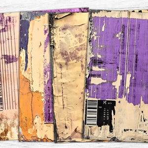 Puede incluir: Tres piezas de papel desgastado con tonos morados, naranjas y marrones. El papel tiene un aspecto desgastado y desgarrado con capas visibles de pintura y texto.