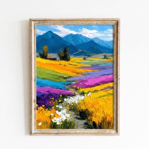 Könnte beinhalten: Ein gerahmtes Landschaftsgemälde mit einem leuchtenden Feld aus gelben, violetten und grünen Wildblumen unter einem hellblauen Himmel mit fernen Bergen. Das Kunstwerk zeigt dicke, strukturierte Pinselstriche und eine kleine Hütte bei Bäumen.
