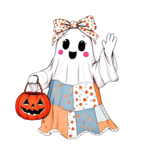 Op de afbeelding: Illustratie van een cartoon spook met een vrolijke uitdrukking, gekleed in een patchwork jurk en een strik met bloemaccenten. Het spook houdt een oranje pompoenemmer vast en zwaait. Perfect voor Halloween-producten.