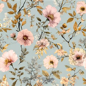 Puede incluir: Patrón floral con grandes flores rosa pálido con centros amarillos, intercaladas con flores y hojas más pequeñas en tonos marrones, dorados y grises. El fondo es un azul suave y apagado, creando un tema vintage o botánico.