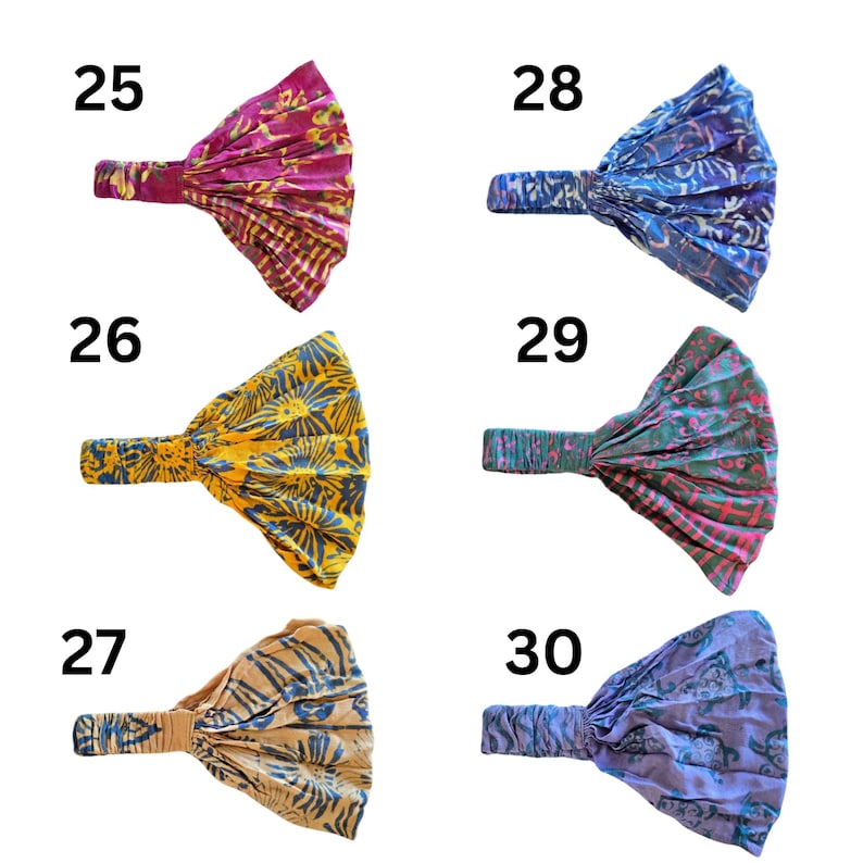 Pu&ograve; includere: Sei fasce per capelli colorate con vari motivi, numerate da 25 a 30. Le fasce per capelli presentano una variet&agrave; di colori, tra cui rosa, giallo, blu, verde e viola. Le fasce per capelli sono realizzate in un materiale morbido e flessibile.