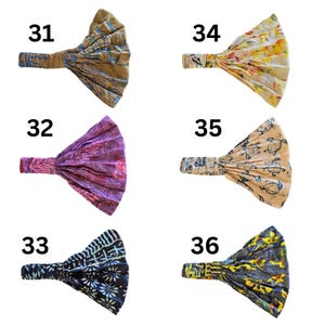 Pu&ograve; includere: Una collezione di sei fasce per capelli in tessuto di vari colori e fantasie. Le fasce sono numerate da 31 a 36. Le fantasie includono disegni floreali, geometrici e astratti. Le fasce sono realizzate in un tessuto morbido ed elastico.