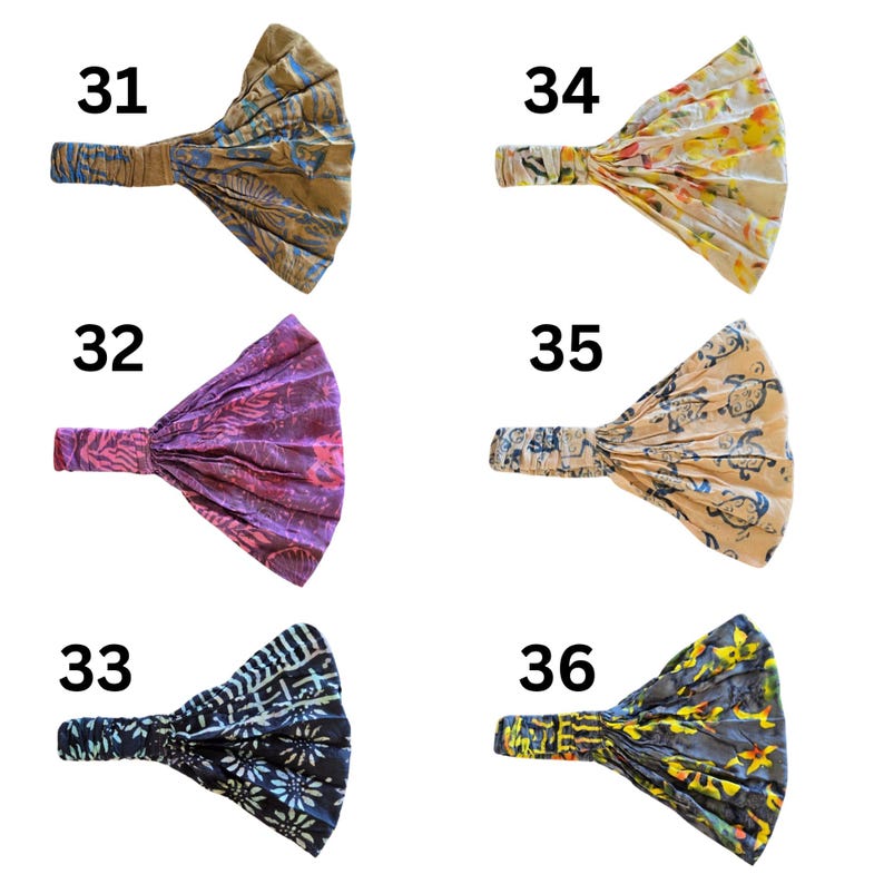 Pu&ograve; includere: Una collezione di sei fasce per capelli in tessuto di vari colori e fantasie. Le fasce sono numerate da 31 a 36. Le fantasie includono disegni floreali, geometrici e astratti. Le fasce sono realizzate in un tessuto morbido ed elastico.