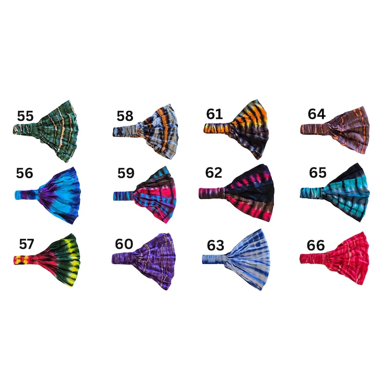 Pu&ograve; includere: Una collezione di fasce per capelli tie-dye in vari colori, tra cui blu, verde, rosso e viola. Ogni fascia &egrave; numerata da 55 a 66. Le fasce sono realizzate in un materiale morbido e flessibile.