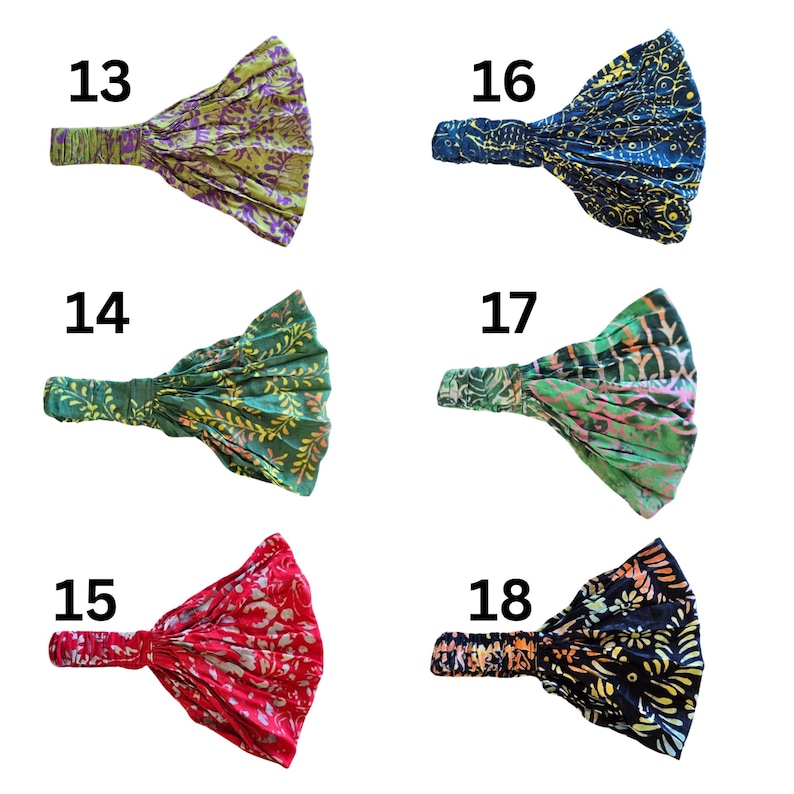 Pu&ograve; includere: Una collezione di sei fasce per capelli in tessuto in vari colori e fantasie. Le fasce presentano un design ampio e annodato. I colori includono verde, blu, rosso e nero, con stampe floreali e astratte. Ogni fascia &egrave; numerata.