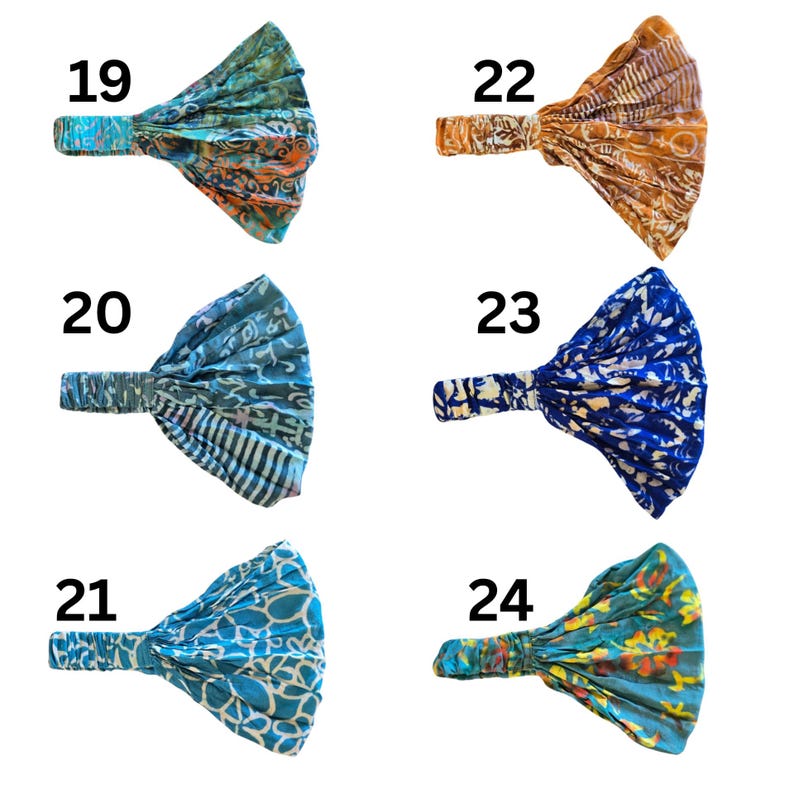 Pu&ograve; includere: Una collezione di sei fasce per capelli colorate con elastici. Le fasce presentano vari motivi e colori, tra cui blu, arancione e verde. Ogni fascia &egrave; numerata da 19 a 24.