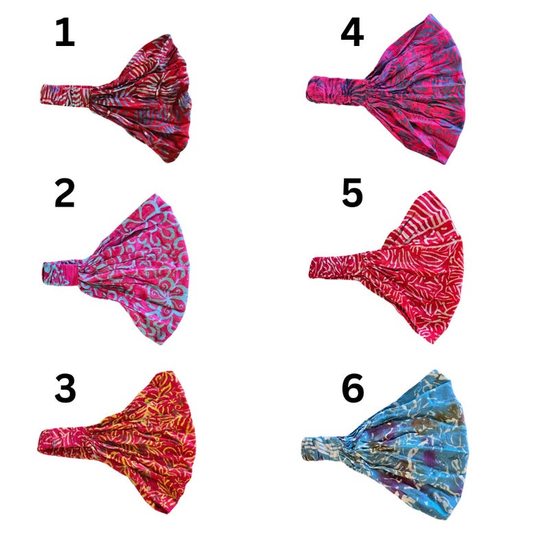 Pu&ograve; includere: Sei fasce per capelli colorate con vari motivi sono esposte su sfondo bianco. Le fasce presentano colori vivaci come rosso, rosa e blu, con disegni tra cui vortici e strisce. Questi accessori sono perfetti per aggiungere un tocco di colore a qualsiasi outfit.