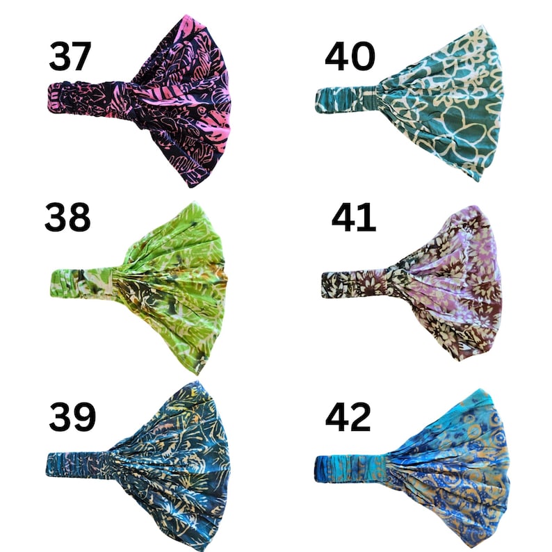Pu&ograve; includere: Assortimento di sei fasce per capelli in tessuto in vari colori e fantasie. Le fasce presentano disegni floreali e astratti nelle tonalit&agrave; del rosa, verde, blu e viola. Ogni fascia ha una sezione ampia e arricciata e una fascia elastica pi&ugrave; stretta.