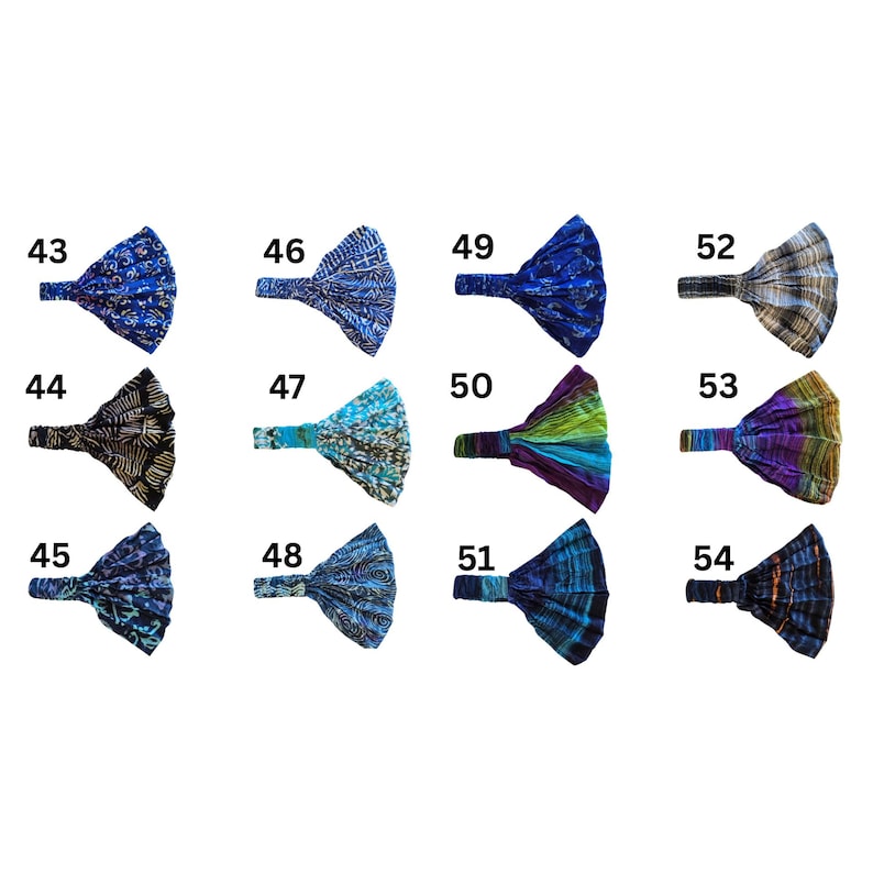 Pu&ograve; includere: Una collezione di fasce colorate per capelli, ognuna con un design unico. Le fasce sono in varie tonalit&agrave; di blu, verde, viola e marrone. Ogni fascia &egrave; numerata da 43 a 54.