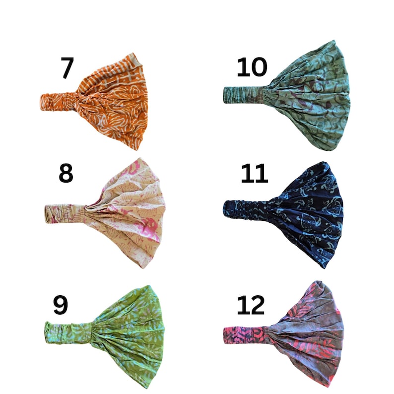 Pu&ograve; includere: Una collezione di sei fasce per capelli in tessuto in vari colori e fantasie. Le fasce includono tonalit&agrave; di arancione, verde, blu e rosa. Ogni fascia ha un design annodato sulla parte superiore e una fascia elastica per una vestibilit&agrave; confortevole. Su sfondo bianco.