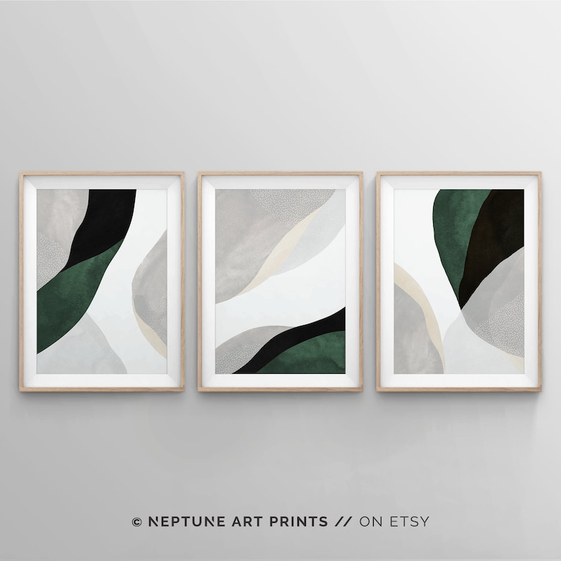 Puede incluir: Conjunto de tres impresiones de arte abstracto en un estilo minimalista. Las impresiones presentan una combinaci&oacute;n de colores negro, blanco, verde y beige en un dise&ntilde;o fluido y org&aacute;nico. Las impresiones est&aacute;n enmarcadas en marcos de madera natural.
