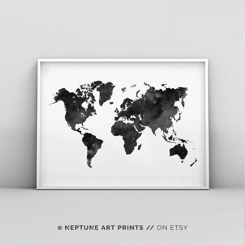 Peut inclure: Impression d'une carte du monde en aquarelle noir et blanc. La carte est dans un cadre blanc. L'impression est sur un fond blanc.