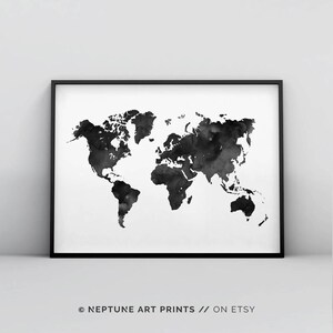 Peut inclure: Impression d'une carte du monde en aquarelle noir et blanc. La carte est encadr&eacute;e dans un cadre noir. L'impression est sur fond blanc.