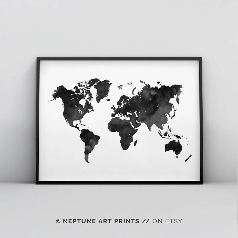 Peut inclure: Impression d'une carte du monde en aquarelle noir et blanc. La carte est encadr&eacute;e dans un cadre noir. L'impression est sur fond blanc.