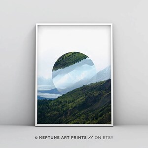 Peut inclure: Impression d'art abstrait avec une forme circulaire contenant une image superpos&eacute;e d'une cha&icirc;ne de montagnes et d'un ciel nuageux. L'image est sur un fond blanc.
