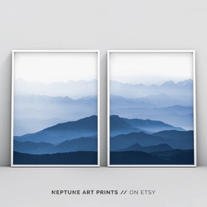 2 peças de arte nas montanhas azul-celeste, conjunto de 2 arte em azul marinho, fotografia de paisagem, arte de parede minimalista, pôster grande da natureza da neblina para impressão