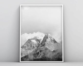 Minimalista montaña imprimible, impresión de montaña en blanco y negro, impresiones de montaña imprimibles, fotografía del paisaje brumoso, arte de la montaña de nieve