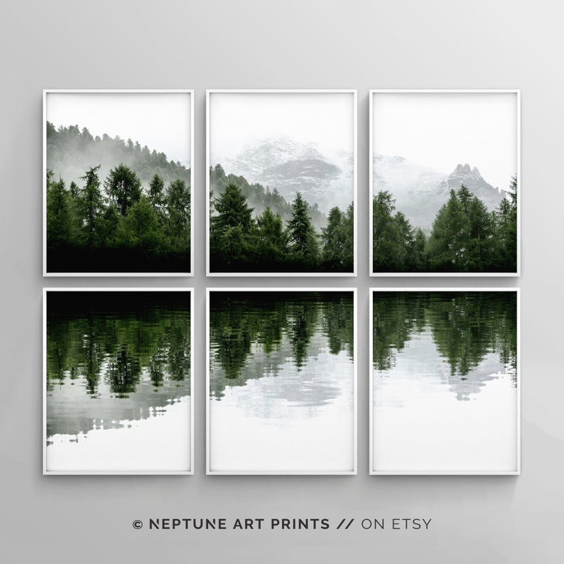 Pu&ograve; includere: Un set di sei stampe incorniciate che mostrano una scena di foresta nebbiosa riflessa in un lago calmo. Le stampe sono in una cornice bianca e presentano una tavolozza di colori tenui di verde, grigio e bianco.
