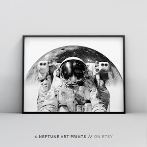 Peut inclure: Photographie en noir et blanc d'un astronaute en combinaison spatiale, avec la lune en arri&egrave;re-plan.