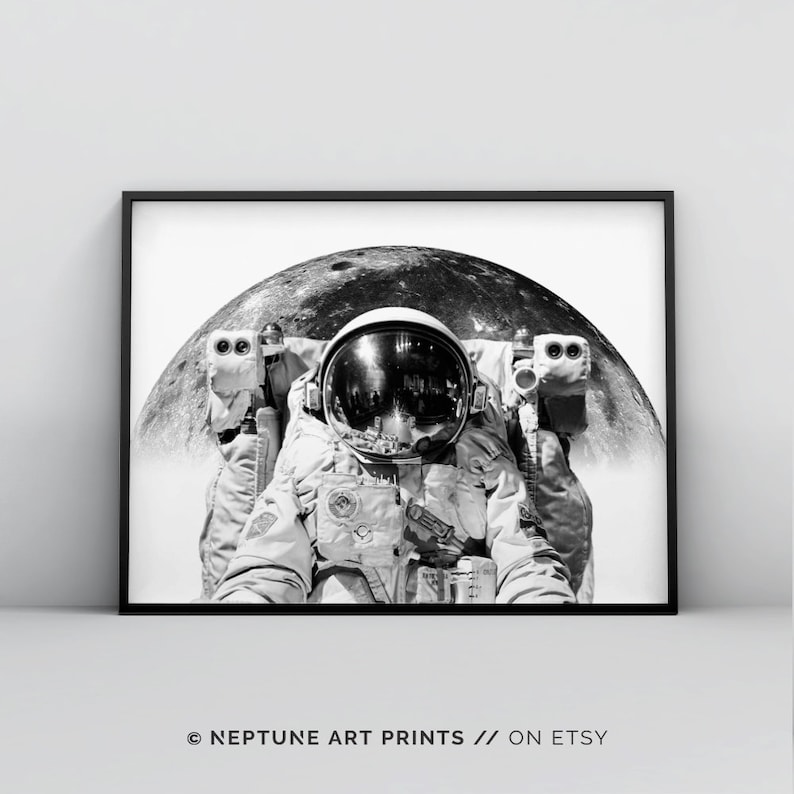 Peut inclure: Photographie en noir et blanc d'un astronaute en combinaison spatiale, avec la lune en arri&egrave;re-plan.