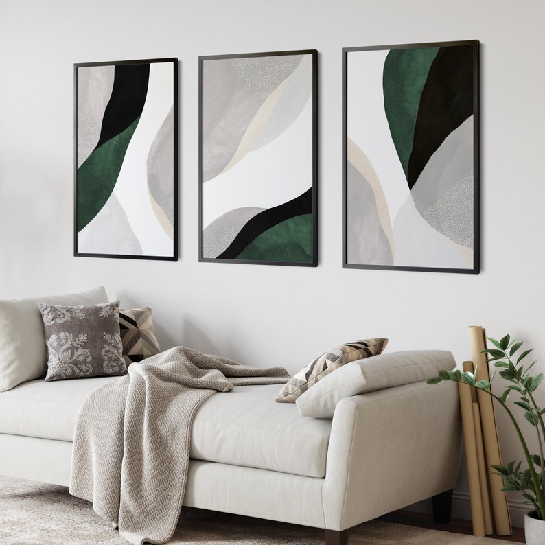 Puede incluir: Tres impresiones de arte abstracto con marcos negros. Las impresiones presentan un fondo blanco con formas abstractas negras y verdes.