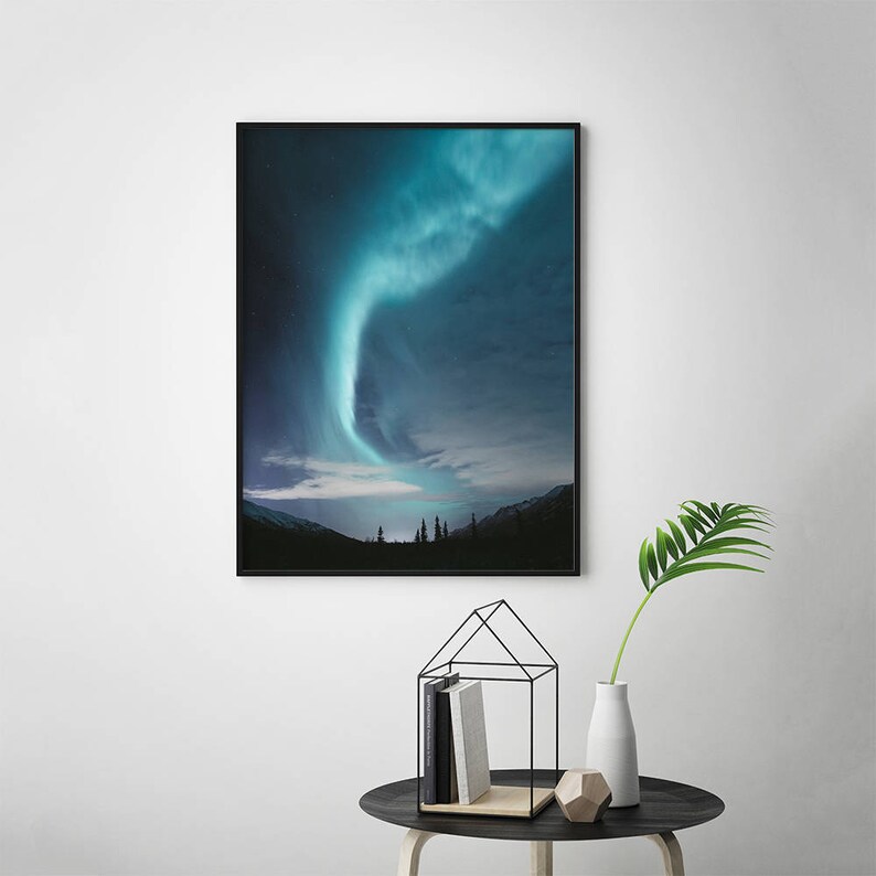Puede incluir: Una fotograf&iacute;a de la aurora boreal, un vibrante espect&aacute;culo de luces verdes y azules en el cielo nocturno, sobre la silueta de un bosque oscuro.