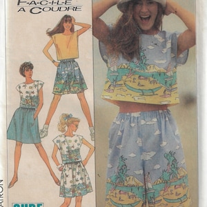 May include: Simplicity sewing pattern number 8605 for a women's top and shorts set. The pattern includes three different styles: a short-sleeved top with a skirt, a short-sleeved top with shorts, and a cropped top with shorts. The pattern is labelled "Easy to Sew" and "Facile a Coudre".