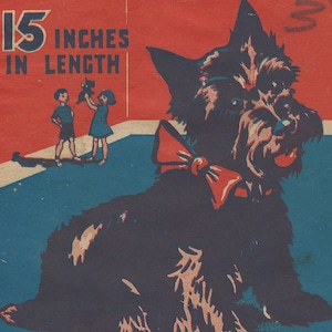 Può includere: Un modello di cucito vintage per un cucciolo di peluche lungo 38 cm. Il modello include un piano in scala e istruzioni. La copertina presenta un'illustrazione in bianco e nero di un cucciolo con un papillon rosso.