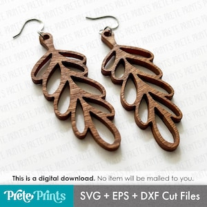 Può includere: Un paio di orecchini in legno a forma di foglia con ganci color argento. Gli orecchini sono di colore marrone caldo e presentano un design intagliato dettagliato. L'immagine include anche il testo "This is a digital download. No item will be mailed to you."