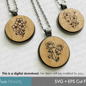 Puede incluir: Dos collares colgantes de madera con cadenas plateadas. Un collar presenta un dise&ntilde;o floral con tres flores y hojas. El otro collar presenta un dise&ntilde;o floral con dos rosas y hojas.