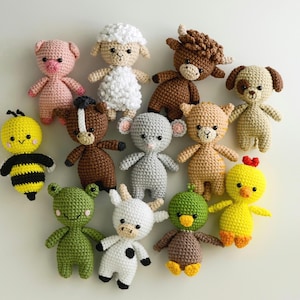 Gehaakte boerderijdieren: handgemaakt miniatuurspeelgoed voor babymobiel