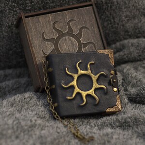 Quaderno in pelle fatto a mano con carta nera "Le cronache di Nilfgaard" in scatola di legno