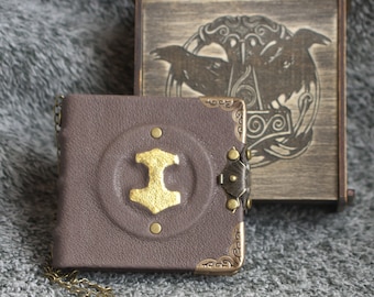 Cuaderno de cuero hecho a mano de la serie Viking Mjolnir, con papel gris, en caja de madera.
