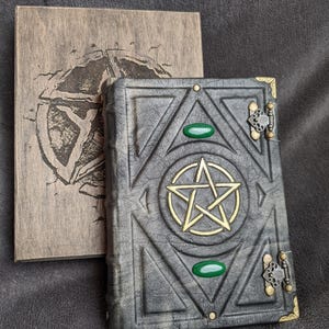 Grimorio nero Quaderno in pelle fatto a mano con carta artigianale in scatola di legno