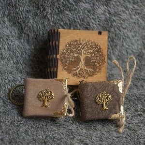 Keltischer Baum des Lebens handgefertigter Schlüsselanhänger aus Lederpapier in Holzbox