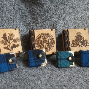 Cahier en papier artisanal de style écossais en laine et en cuir fait main dans une boîte en bois