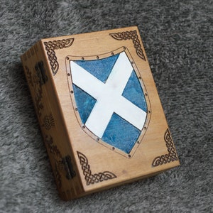 Joyero de madera con forma de libro y temática del escudo de Escocia