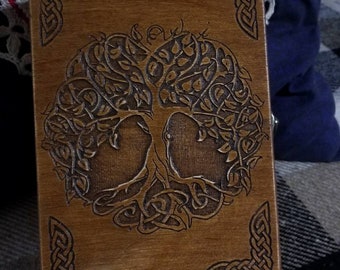 Boîte/coffret à bijoux en bois sur le thème de l'arbre celtique - forme de livre - gras