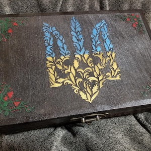 Tryzub en Kalyna - Trident and Viburnum - Houten sieradendoosje/kistje met Oekraïne-thema - 30 x 20 x 10 cm