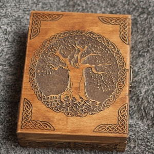 Boîte/coffret à bijoux en bois sur le thème de l&#39;arbre celtique - en forme de livre - marron
