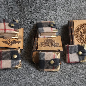 Cahier en papier artisanal de style écossais en laine et en cuir fait main dans une boîte en bois